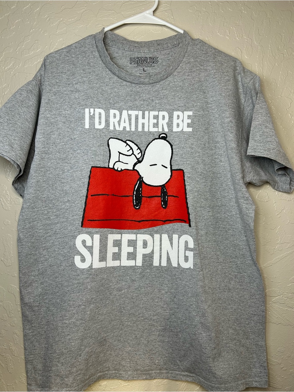 Peanuts Gray Tee with Snoopy on Red Doghouse men’s size L
